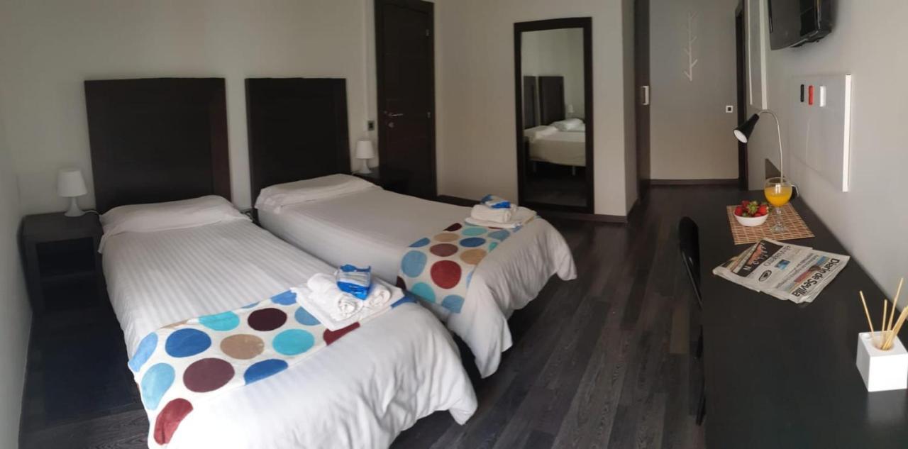 Residencia Viriato Ostello Siviglia Esterno foto