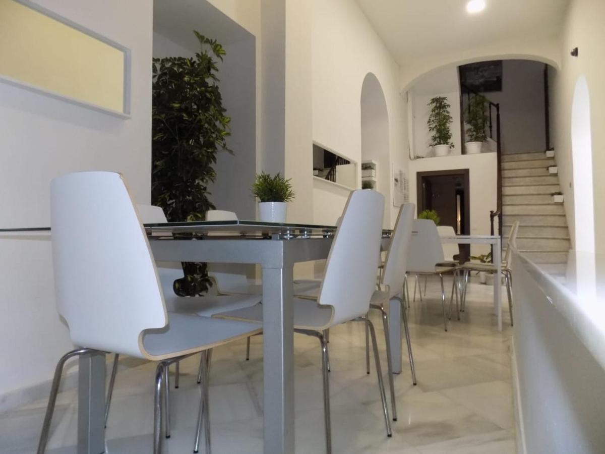 Residencia Viriato Ostello Siviglia Esterno foto